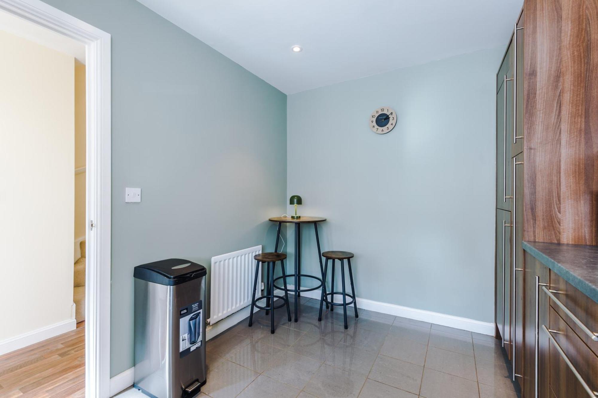 Modern Semi Detached In A Quiet Location, Driveway Parking Villa Ewloe Exterior photo