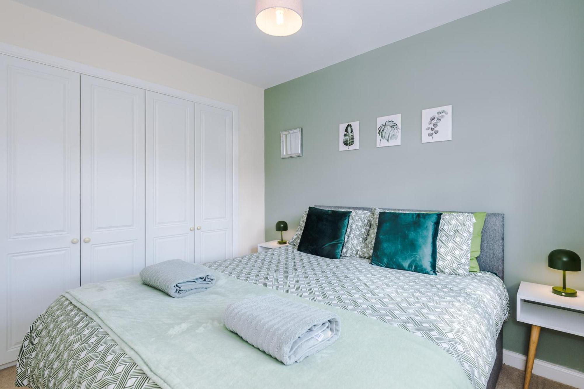 Modern Semi Detached In A Quiet Location, Driveway Parking Villa Ewloe Exterior photo